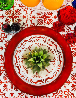 Pratica melamina per i piatti Tessa Rosso di Mario Luca Giusti che hanno l'aspetto della ceramica, ma sono leggeri e resistenti, ideali per apparecchiare la tavola nella bella stagione. Sono disponibili in tre formati: medio, frutta e fondo. Prezzo a partire da 27 euro. https://www.mariolucagiusti.it