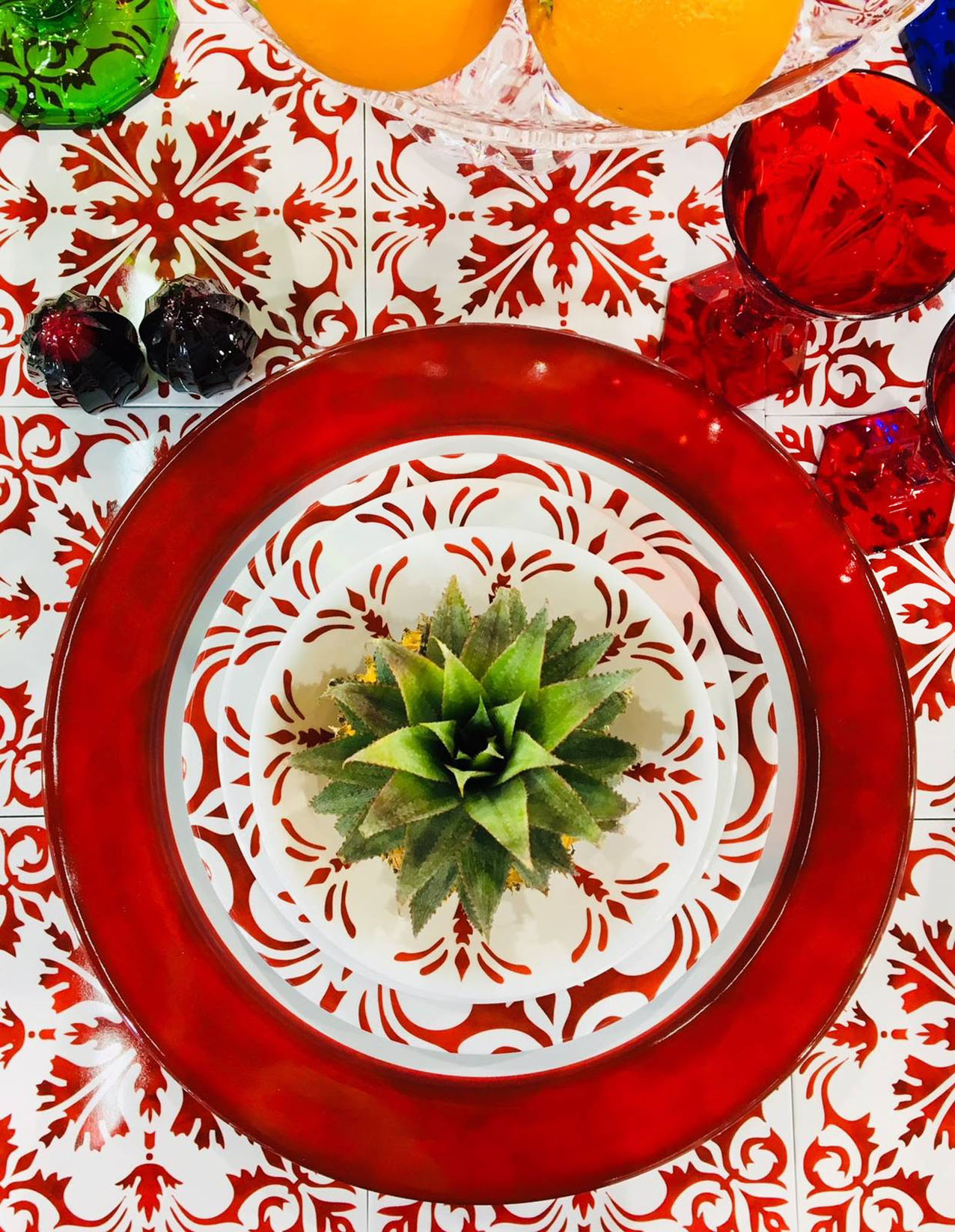 Pratica melamina per i piatti Tessa Rosso di Mario Luca Giusti che hanno l'aspetto della ceramica, ma sono leggeri e resistenti, ideali per apparecchiare la tavola nella bella stagione. Sono disponibili in tre formati: medio, frutta e fondo. Prezzo a partire da 27 euro. https://www.mariolucagiusti.it