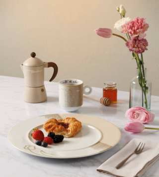 Il fascino della tradizione per le stoviglie della collezione Pure Elegance 2026 di THUN che permettono di apparecchiare la tavola per la colazione: sono realizzate in porcellana nelle nuances tenui e raffinate del beige con decori semplici e moderni.  Il piatto grande misura Ø 31,9 cm. Prezzo 32,90 euro. Il mug prezzo 14,90 euro. https://www.thun.com