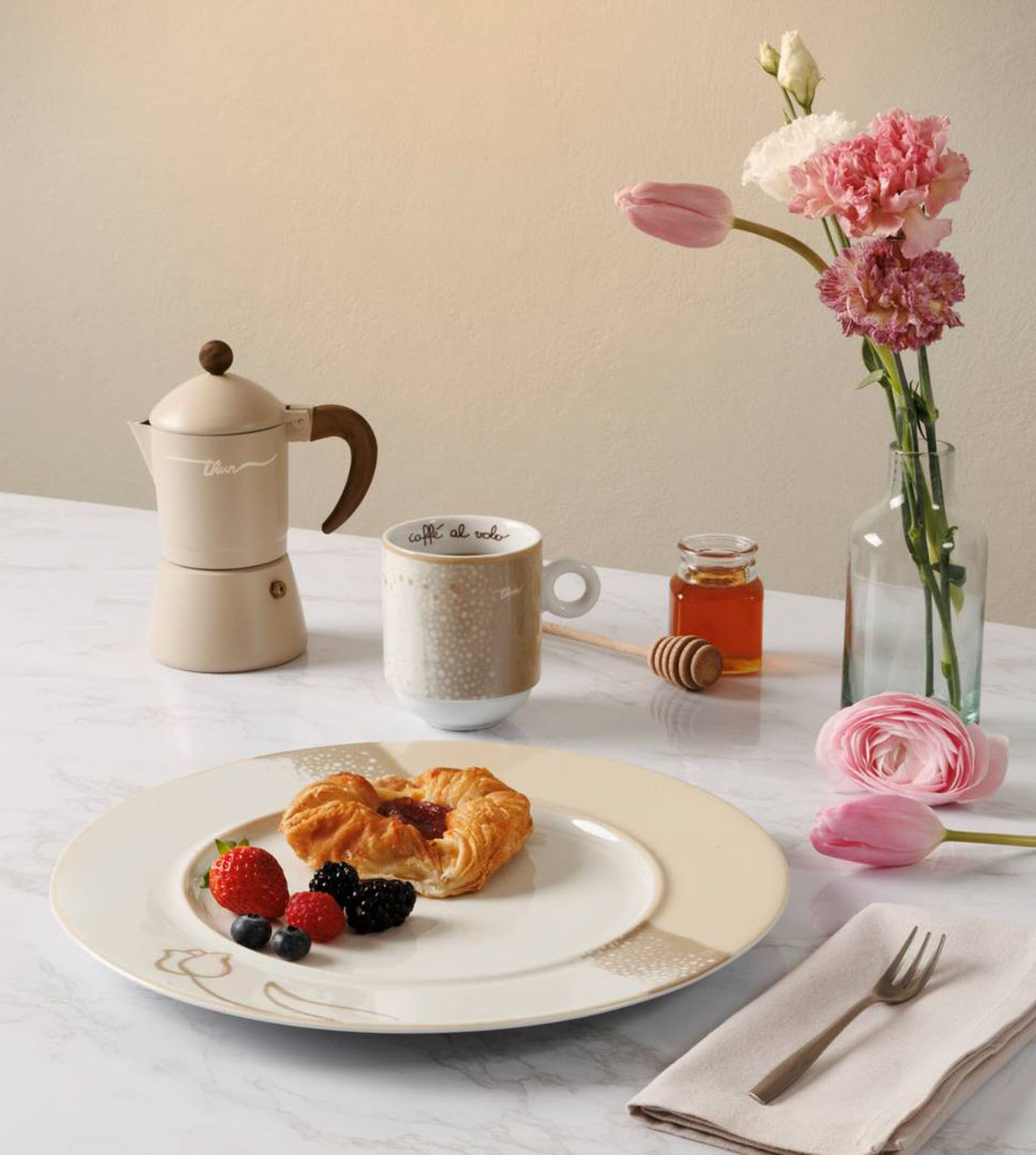 Il fascino della tradizione per le stoviglie della collezione Pure Elegance 2026 di THUN che permettono di apparecchiare la tavola per la colazione: sono realizzate in porcellana nelle nuances tenui e raffinate del beige con decori semplici e moderni.  Il piatto grande misura Ø 31,9 cm. Prezzo 32,90 euro. Il mug prezzo 14,90 euro. https://www.thun.com