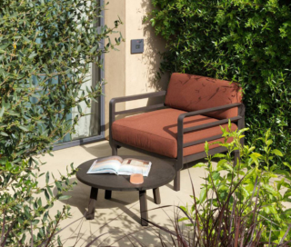 La poltrona Maximo di Nardi permette di rilassarsi in giardino grazie alle due dimensioni generose e alla cuscineria altamente performante per l’esterno rivestita con tessuti Sunbrella ad alta componente riciclata. La struttura piena è prodotta in resina post consumo (polipropilene fiberglass rigenerato) che la rende sostenibile. Misura L 90 x P 92 x H 79 cm. Prezzo a partire da 866,20 euro. https://www.nardioutdoor.com La poltrona Maximo di Nardi permette di rilassarsi in giardino grazie alle due dimensioni generose e alla cuscineria altamente performante per l’esterno rivestita con tessuti Sunbrella ad alta componente riciclata. La struttura piena è prodotta in resina post consumo (polipropilene fiberglass rigenerato) che la rende sostenibile. Misura L 90 x P 92 x H 79 cm. Prezzo a partire da 866,20 euro. https://www.nardioutdoor.com