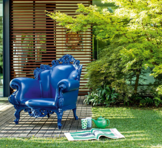 Un'intensa tonalità di blu per la scenografica poltrona outdoor Proust di Magis che è completamente prodotta in polietilene colorato che la rende adatta per esterni. È disponibile in sette varianti di colore. Misura L 104 x P 90 x H 105 cm. Prezzo a partire da 1.122 euro. https://www.magisdesign.com Un'intensa tonalità di blu per la scenografica poltrona outdoor Proust di Magis che è completamente prodotta in polietilene colorato che la rende adatta per esterni. È disponibile in sette varianti di colore. Misura L 104 x P 90 x H 105 cm. Prezzo a partire da 1.122 euro. https://www.magisdesign.com