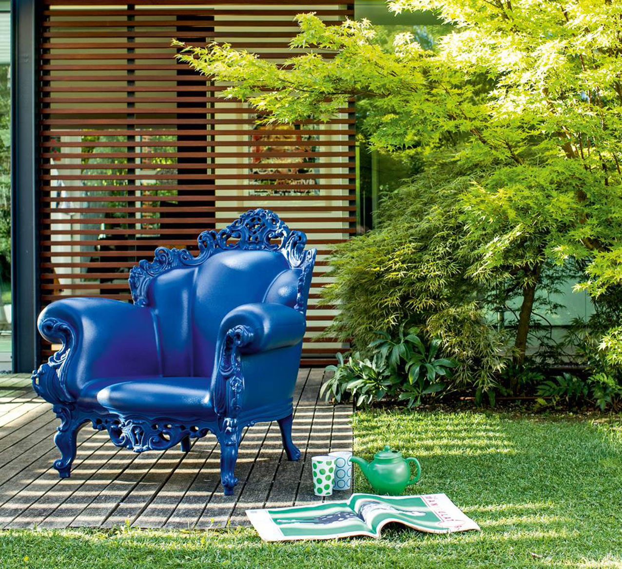 Un'intensa tonalità di blu per la scenografica poltrona outdoor Proust di Magis che è completamente prodotta in polietilene colorato che la rende adatta per esterni. È disponibile in sette varianti di colore. Misura L 104 x P 90 x H 105 cm. Prezzo a partire da 1.122 euro. https://www.magisdesign.com Un'intensa tonalità di blu per la scenografica poltrona outdoor Proust di Magis che è completamente prodotta in polietilene colorato che la rende adatta per esterni. È disponibile in sette varianti di colore. Misura L 104 x P 90 x H 105 cm. Prezzo a partire da 1.122 euro. https://www.magisdesign.com