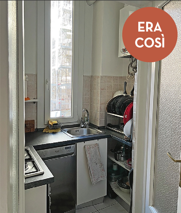 Nella precedente organizzazione
del bilocale era presente
un piccolo cucinotto, angusto
e poco fruibile, collocato in un volume finestrato adiacente
l'ex soggiorno e che è stato ora integrato nel bagno ampliato.
Per attrezzare la nuova zona cottura a vista vicino all'ingresso  stati stati prolungati gli impianti.