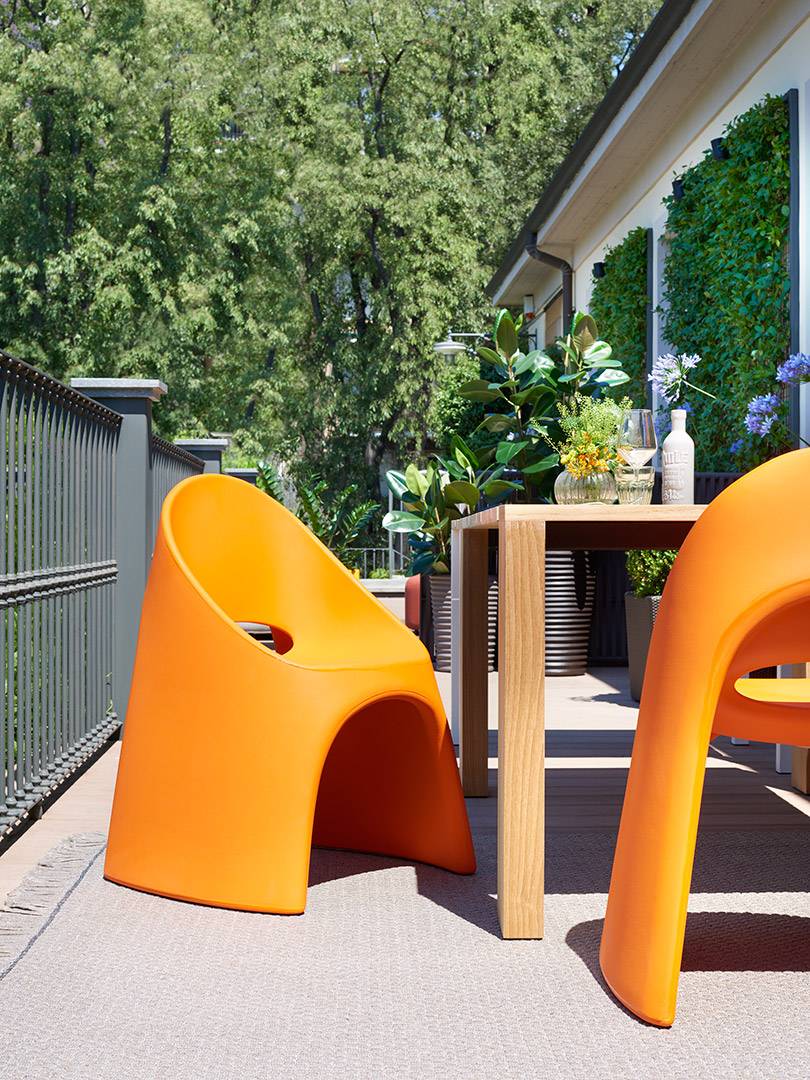 Permette non solo di mangiare, abbinata a un tavolino in legno, ma anche di trascorrere momenti di relax sul balcone la seduta Amélie di Slide: è caratterizzata da un'iconica forma e da una colorazione accesa. È completamente prodotta in polietilene disponibile in 13 varianti di colore. Misura L 67 x P 59 x H 87 cm. Prezzo 275 euro. https://www.slidedesign.it Permette non solo di mangiare, abbinata a un tavolino in legno, ma anche di trascorrere momenti di relax sul balcone la seduta Amélie di Slide: è caratterizzata da un'iconica forma e da una colorazione accesa. È completamente prodotta in polietilene disponibile in 13 varianti di colore. Misura L 67 x P 59 x H 87 cm. Prezzo 275 euro. https://www.slidedesign.it