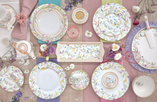 Un decoro di rami fioriti e uccellini colorati per il servizio in porcellana Birds Melody di Easy Life che sta bene abbinato a tovagliette e tovaglioli in tessuto nelle tonalità pastello per dare vita ad una mise en place raffinata. I piatti sono lavabili in lavastoviglie e adatti al microonde. Prezzo 295,20 euro per il set da 18 pezzi. https://easylife.boutique