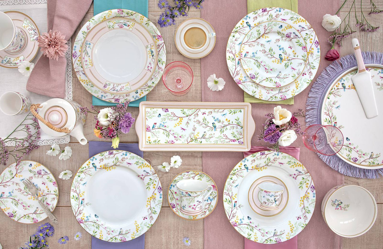 Un decoro di rami fioriti e uccellini colorati per il servizio in porcellana Birds Melody di Easy Life che sta bene abbinato a tovagliette e tovaglioli in tessuto nelle tonalità pastello per dare vita ad una mise en place raffinata. I piatti sono lavabili in lavastoviglie e adatti al microonde. Prezzo 295,20 euro per il set da 18 pezzi. https://easylife.boutique
