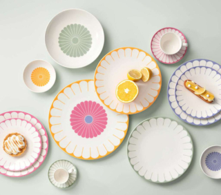 Pregiata porcellana Premium candida per il servizio Fleur Dinner Set di Villeroy & Boch che è caratterizzato da un decoro grafico, nelle tonalità pastello, che trasforma i piatti in corolle stilizzate e la tavola in un prato fiorito. Sono lavabili in lavastoviglie e adatti al microonde, per un uso quotidiano. È composto da 4 piatti piani e da 4 piatti per pasta nelle varianti giallo, blu, rosa e verde. Prezzo183,20 euro per il set da 8 pezzi. https://www.villeroy-boch.it