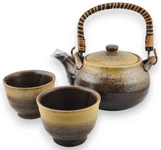 Il servizio da tè in ceramica Seto Cha iro è in vendita su Sakura shop online. La teiera misura 17 x H 11 cm, le tazze Ø 8,5 x H 6,4 cm. Costa 98 euro. www.sakurasanshoponline.com
