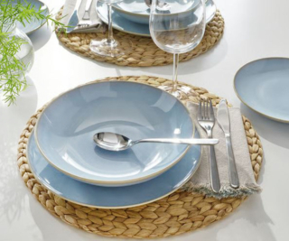 È composto da piatti e ciotole il servizio FÄRGKLAR di Ikea Italia che è realizzato in gres azzurro con una finitura lucida. Può essere messo nel microonde e può essere lavato in lavastoviglie. Abbinato a una tovaglia candida e a una serie di tovagliette segnaposto in fibre naturali dà vita ad una apparecchiatura fresca ed elegante nello stesso tempo. Prezzo 39,95 euro per il set da 18 pezzi. https://www.ikea.com