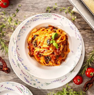 Un delicato motivo floreale per il set di piatti Provence di Tescoma che è completamente prodotto in porcellana bianca, lavabile in lavastoviglie, e che può essere abbinato e integrato con altri servizi tinta unita nelle tonalità del bianco o del blu. Ha il bordo decorato da sottili fiori di lavanda. Prezzo 124,90 euro per il set da 12 pezzi. https://tescomaonline.com