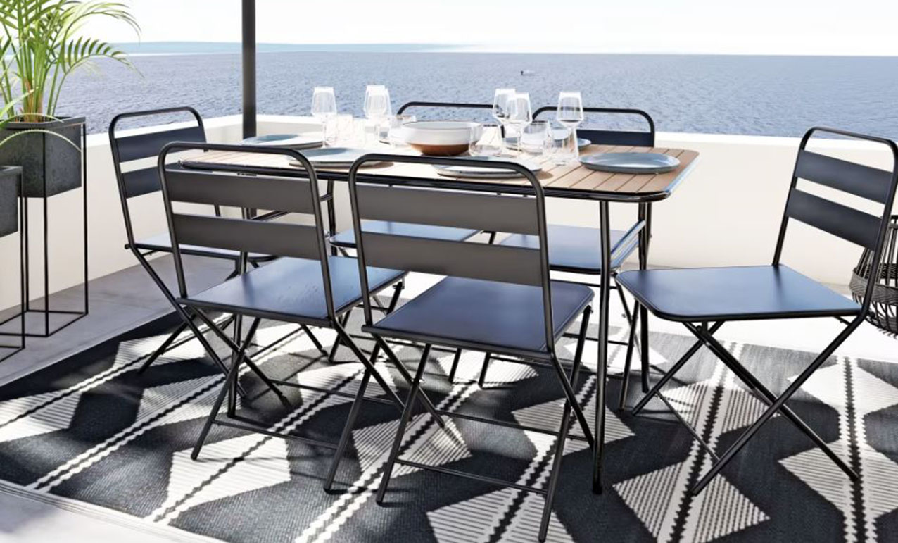 Effetto optical per il tappeto Adem di Maisons du Monde che è decorato da un motivo a triangoli écru e neri che permette di abbinarlo ad arredi sia moderni sia vintage. È realizzato in polipropilene; inoltre, è reversibile. Misura L 180 x P 270 cm. Prezzo 54,99 euro. https://www.maisonsdumonde.com Effetto optical per il tappeto Adem di Maisons du Monde che è decorato da un motivo a triangoli écru e neri che permette di abbinarlo ad arredi sia moderni sia vintage. È realizzato in polipropilene; inoltre, è reversibile. Misura L 180 x P 270 cm. Prezzo 54,99 euro. https://www.maisonsdumonde.com