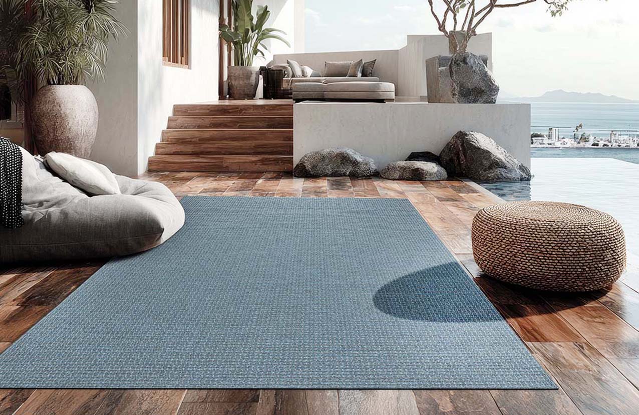Una raffinata tonalità di blu per il tappeto Brighton di Sitap che completa il salotto all'aperto: è caratterizzato da una superficie compatta e da una texture regolare in 100% Polipropilene Heat-Set che combina comfort e durata. Il pelo corto a rilievo e la colorazione lo rendono contemporaneo. Misura L 200 x P 290 cm. Prezzo 392 euro. https://www.sitap.it Una raffinata tonalità di blu per il tappeto Brighton di Sitap che completa il salotto all'aperto: è caratterizzato da una superficie compatta e da una texture regolare in 100% Polipropilene Heat-Set che combina comfort e durata. Il pelo corto a rilievo e la colorazione lo rendono contemporaneo. Misura L 200 x P 290 cm. Prezzo 392 euro. https://www.sitap.it