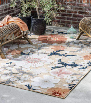 Trasforma il pavimento del terrazzo in un prato fiorito il tappeto a tessitura piatta Cherri di Rugvista essential che è lavabile e resistente ai raggi UV. È realizzato in polipropilene e poliestere ed è disponibile in diversi formati. Misura L 160 x P 230 cm. Prezzo 160 euro. https://www.rugvista.it Trasforma il pavimento del terrazzo in un prato fiorito il tappeto a tessitura piatta Cherri di Rugvista essential che è lavabile e resistente ai raggi UV. È realizzato in polipropilene e poliestere ed è disponibile in diversi formati. Misura L 160 x P 230 cm. Prezzo 160 euro. https://www.rugvista.it