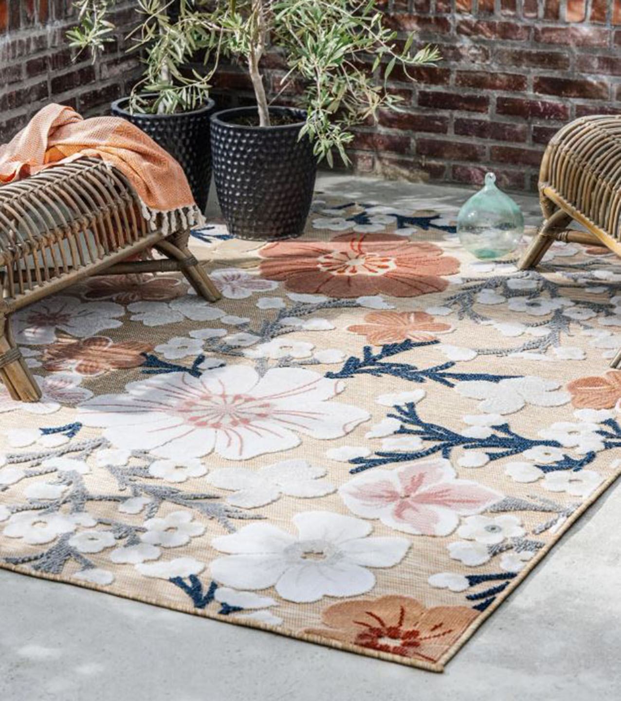 Trasforma il pavimento del terrazzo in un prato fiorito il tappeto a tessitura piatta Cherri di Rugvista essential che è lavabile e resistente ai raggi UV. È realizzato in polipropilene e poliestere ed è disponibile in diversi formati. Misura L 160 x P 230 cm. Prezzo 160 euro. https://www.rugvista.it Trasforma il pavimento del terrazzo in un prato fiorito il tappeto a tessitura piatta Cherri di Rugvista essential che è lavabile e resistente ai raggi UV. È realizzato in polipropilene e poliestere ed è disponibile in diversi formati. Misura L 160 x P 230 cm. Prezzo 160 euro. https://www.rugvista.it