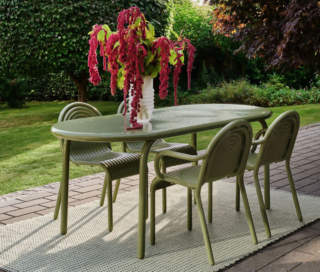Il tappeto per esterno Cord di Tom Dixon in vendita su Made in design è prodotto in PET verde riciclato, ricavato da bottiglie di plastica, e certificato Oeko-Tex. Ha una fitta trama intrecciata e il bordo smerlato. Sta bene abbinato al tavolo e alle sedie in materiale plastico verde. Misura L 170 x P 240 cm. Prezzo 900 euro. https://www.madeindesign.it Il tappeto per esterno Cord di Tom Dixon in vendita su Made in design è prodotto in PET verde riciclato, ricavato da bottiglie di plastica, e certificato Oeko-Tex. Ha una fitta trama intrecciata e il bordo smerlato. Sta bene abbinato al tavolo e alle sedie in materiale plastico verde. Misura L 170 x P 240 cm. Prezzo 900 euro. https://www.madeindesign.it