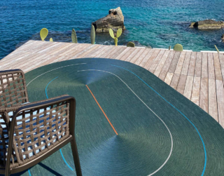 È interamente realizzato a mano in un filato tecnico non tossico il tappeto Hula Hoop Track di G.T.DESIGN nella versione colore Laguna: è anti-macchia, resistente all’usura e 100% riciclabile. È adatto sia per gli spazi indoor che outdoor ed è disponibile in due dimensioni. Misura L 200 x P 300 cm e L 250 x P 350 cm. Prezzo da 2.520 euro + IVA. https://www.gtdesign.it È interamente realizzato a mano in un filato tecnico non tossico il tappeto Hula Hoop Track di G.T.DESIGN nella versione colore Laguna: è anti-macchia, resistente all’usura e 100% riciclabile. È adatto sia per gli spazi indoor che outdoor ed è disponibile in due dimensioni. Misura L 200 x P 300 cm e L 250 x P 350 cm. Prezzo da 2.520 euro + IVA. https://www.gtdesign.it