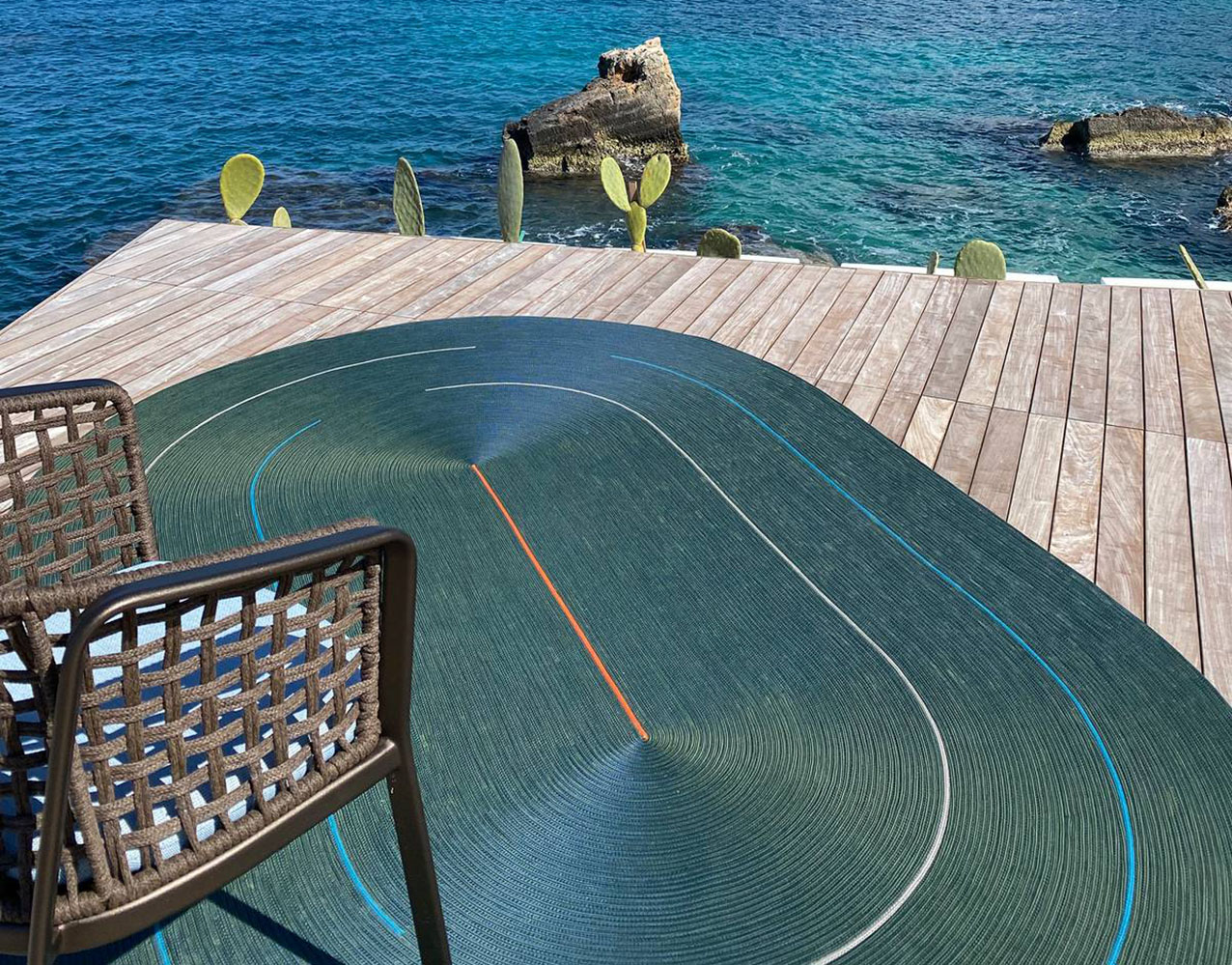 È interamente realizzato a mano in un filato tecnico non tossico il tappeto Hula Hoop Track di G.T.DESIGN nella versione colore Laguna: è anti-macchia, resistente all’usura e 100% riciclabile. È adatto sia per gli spazi indoor che outdoor ed è disponibile in due dimensioni. Misura L 200 x P 300 cm e L 250 x P 350 cm. Prezzo da 2.520 euro + IVA. https://www.gtdesign.it È interamente realizzato a mano in un filato tecnico non tossico il tappeto Hula Hoop Track di G.T.DESIGN nella versione colore Laguna: è anti-macchia, resistente all’usura e 100% riciclabile. È adatto sia per gli spazi indoor che outdoor ed è disponibile in due dimensioni. Misura L 200 x P 300 cm e L 250 x P 350 cm. Prezzo da 2.520 euro + IVA. https://www.gtdesign.it