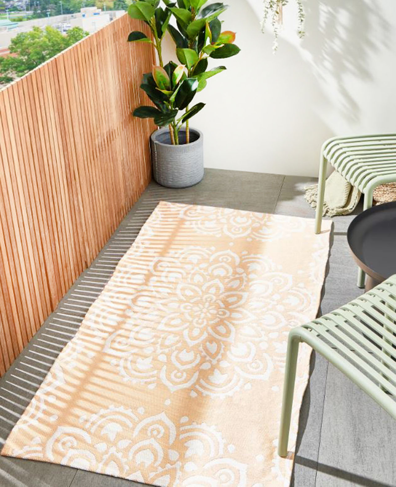 Le sue dimensioni contenute permettono di sistemare, anche su un mini balcone, il tappeto rettangolare Karwar di Beliani in tessuto jacquard. È completamente realizzato in materiale riciclato, misto poliestere e polipropilene. Lo strato antiscivolo sottostante lo tiene ben fermo. Misura L 80 x P 150 cm. Prezzo 49 euro. https://www.beliani.it Le sue dimensioni contenute permettono di sistemare, anche su un mini balcone, il tappeto rettangolare Karwar di Beliani in tessuto jacquard. È completamente realizzato in materiale riciclato, misto poliestere e polipropilene. Lo strato antiscivolo sottostante lo tiene ben fermo. Misura L 80 x P 150 cm. Prezzo 49 euro. https://www.beliani.it