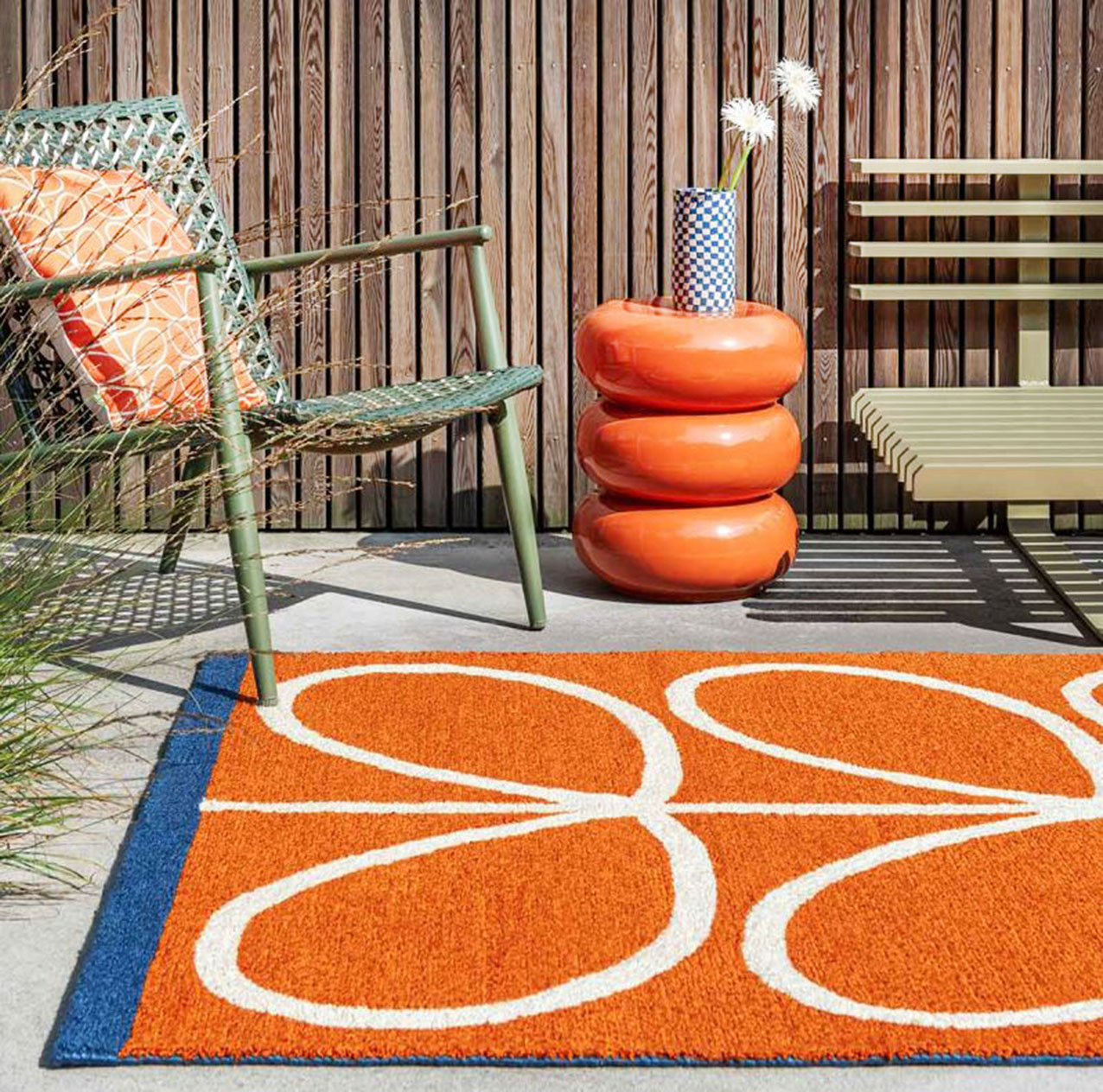 È stato progettato per l'uso esterno il tappeto Linear Stem in-outdoor di Orla Kiely in vendita su Etoffe che grazie alla vivace colorazione e al decoro stilizzato è molto decorativo. È prodotto in PET riciclato ed è disponibile in quattro formati e due varianti di colore. Misura L 140 x P 200 cm. Prezzo 302 euro. https://www.etoffe.com È stato progettato per l'uso esterno il tappeto Linear Stem in-outdoor di Orla Kiely in vendita su Etoffe che grazie alla vivace colorazione e al decoro stilizzato è molto decorativo. È prodotto in PET riciclato ed è disponibile in quattro formati e due varianti di colore. Misura L 140 x P 200 cm. Prezzo 302 euro. https://www.etoffe.com