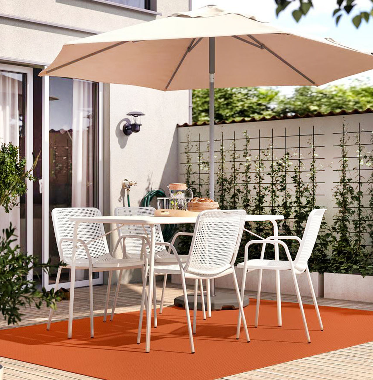 Tessitura piatta per il tappeto rettangolare Morum di Ikea Italia che con la sua colorazione accesa “illumina” la zona pranzo sul terrazzo arredata con tavolo e sedie bianchi. È tessuto a macchina in polipropilene che lo rende facile da pulire e resistente agli agenti atmosferici. Misura L 160 x P 230 cm. Prezzo 59,95 euro. https://www.ikea.com Tessitura piatta per il tappeto rettangolare Morum di Ikea Italia che con la sua colorazione accesa “illumina” la zona pranzo sul terrazzo arredata con tavolo e sedie bianchi. È tessuto a macchina in polipropilene che lo rende facile da pulire e resistente agli agenti atmosferici. Misura L 160 x P 230 cm. Prezzo 59,95 euro. https://www.ikea.com