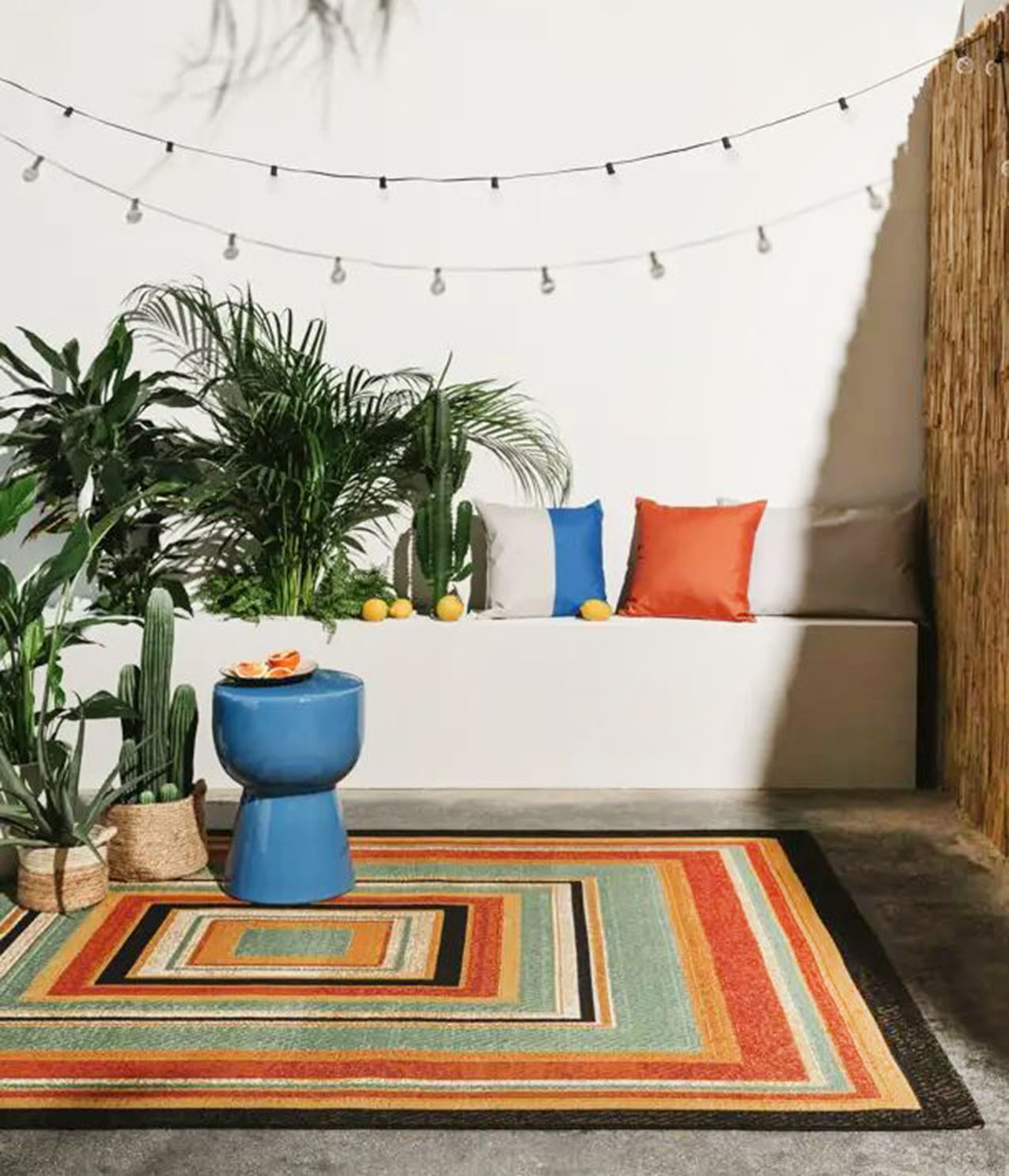 Un allegro motivo di cornici concentriche multicolori per il tappeto Ria di Benuta Pop che può essere usato anche per arredare il terrazzo. È prodotto a tessitura piatta in misto polipropilene e poliestere ed è certificato OEKO-TEX® STANDARD 100. Misura L 160 x P 235 cm. Prezzo 169 euro. https://www.benuta.it Un allegro motivo di cornici concentriche multicolori per il tappeto Ria di Benuta Pop che può essere usato anche per arredare il terrazzo. È prodotto a tessitura piatta in misto polipropilene e poliestere ed è certificato OEKO-TEX® STANDARD 100. Misura L 160 x P 235 cm. Prezzo 169 euro. https://www.benuta.it