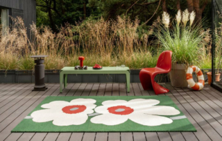 L'iconico fiore decora la superficie del tappeto da esterni Unikko di Marimekko in vendita su Finnish Design Shop. È taftato a mano con filati in 100% PET proveniente da bottiglie di plastica riciclate ed è disponibile in quattro varianti di colore e tre formati. È morbido al tatto e resistente, ma soprattutto è in grado di diventare il protagonista del terrazzo. Misura L 140 x P 200 cm. Prezzo 335 euro. https://www.finnishdesignshop.it L'iconico fiore decora la superficie del tappeto da esterni Unikko di Marimekko in vendita su Finnish Design Shop. È taftato a mano con filati in 100% PET proveniente da bottiglie di plastica riciclate ed è disponibile in quattro varianti di colore e tre formati. È morbido al tatto e resistente, ma soprattutto è in grado di diventare il protagonista del terrazzo. Misura L 140 x P 200 cm. Prezzo 335 euro. https://www.finnishdesignshop.it