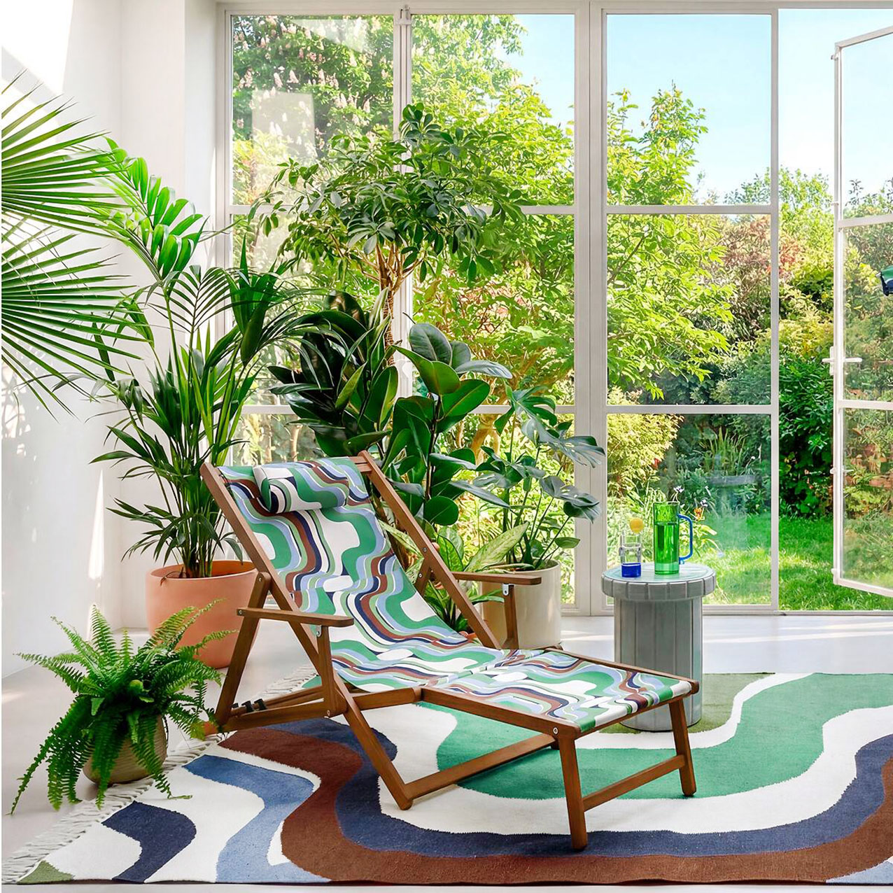 Scenografico il tappeto da esterno di Mapoésie Paris x La Redoute Interieurs: è decorato da un motivo anni Settanta, a onde, nei toni del verde. È completamente prodotto in poliestere riciclato con una texture morbida e ha i bordi decorati da piccole frange bianche. Misura L 160 x P 230 cm. Prezzo 299 euro. https://www.laredoute.it Scenografico il tappeto da esterno di Mapoésie Paris x La Redoute Interieurs: è decorato da un motivo anni Settanta, a onde, nei toni del verde. È completamente prodotto in poliestere riciclato con una texture morbida e ha i bordi decorati da piccole frange bianche. Misura L 160 x P 230 cm. Prezzo 299 euro. https://www.laredoute.it