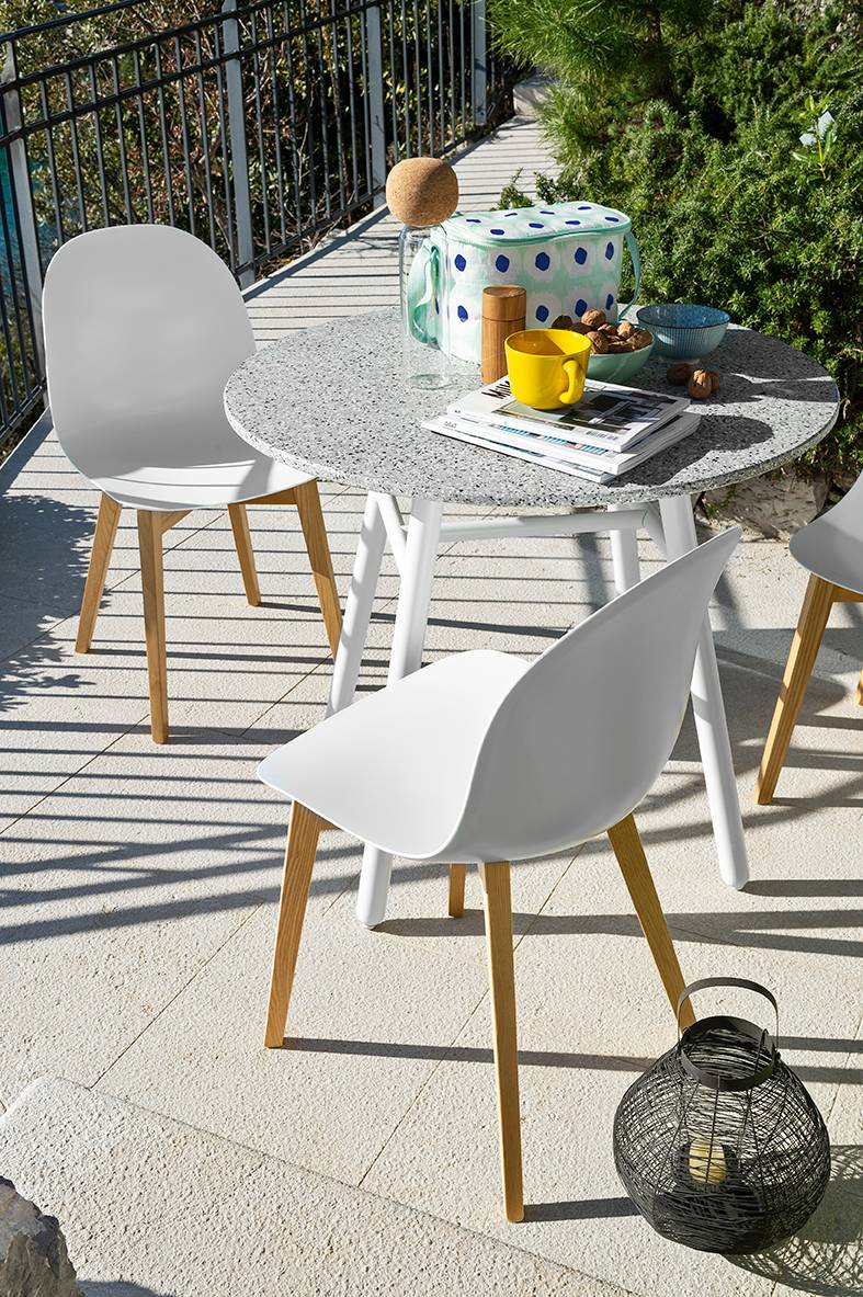 Il tavolo Yo! di Connubia ha un basamento in alluminio trattato e verniciato per un utilizzo outdoor e il piano disponibile in laminato HPL o in ceramica con tecnologia In-side per ottenere un mélange materico proprio delle pietre naturali. È facile da pulire e non necessita di interventi di manutenzione nel tempo. Inoltre, le dimensioni contenute permettono di sistemarlo anche in un angolo del balcone. Misura Ø 120 x H 75 cm. Prezzo 1.405 euro. https://connubia.com Il tavolo Yo! di Connubia ha un basamento in alluminio trattato e verniciato per un utilizzo outdoor e il piano disponibile in laminato HPL o in ceramica con tecnologia In-side per ottenere un mélange materico proprio delle pietre naturali. È facile da pulire e non necessita di interventi di manutenzione nel tempo. Inoltre, le dimensioni contenute permettono di sistemarlo anche in un angolo del balcone. Misura Ø 120 x H 75 cm. Prezzo 1.405 euro. https://connubia.com