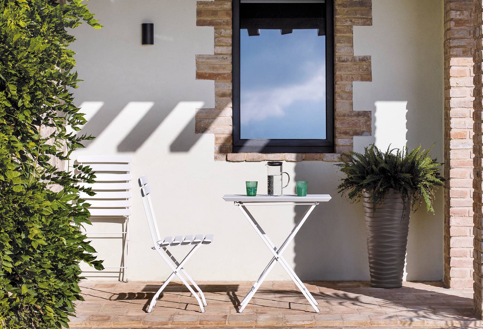Fa parte della collezione Step di Vermobil il tavolino salvaspazio che può essere usato anche su un balcone di dimensioni ridotte: è pieghevole e facile da spostare e riporre. La struttura è realizzata in acciaio zincato, disponibile in sette varianti di colore, che lo rende resistente agli agenti atmosferici. Misura L 70 x P 50 x H 75 cm. Prezzo 192 euro + Iva. Può essere abbinato alle sedie pieghevoli, coordinate nei materiali e nelle finiture, prezzo 129 euro + Iva. https://www.vermobil.it Fa parte della collezione Step di Vermobil il tavolino salvaspazio che può essere usato anche su un balcone di dimensioni ridotte: è pieghevole e facile da spostare e riporre. La struttura è realizzata in acciaio zincato, disponibile in sette varianti di colore, che lo rende resistente agli agenti atmosferici. Misura L 70 x P 50 x H 75 cm. Prezzo 192 euro + Iva. Può essere abbinato alle sedie pieghevoli, coordinate nei materiali e nelle finiture, prezzo 129 euro + Iva. https://www.vermobil.it