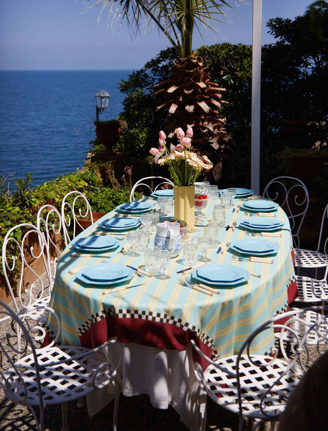 Il telo X The Socialite Family di Lisa Corti permette di apparecchiare la tavola per 6/8 persone. È realizzato in puro cotone ed è decorata da un motivo a righe gialle e azzurre, incorniciate da un bordo rosso scuro. Misura L 180 x P 270 cm. Prezzo 195 euro. https://www.lisacorti.com