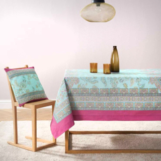 Il decoro della tovaglia Saia Indian Roses Turchese della collezione Granfoulard di Bassetti si ispira agli antichi tessuti indiani e persiani; è prodotta  in puro cotone ed è certificata  by OEKO-TEX che garantisce l'assenza di sostanze nocive. È disponibile in quattro formati e in due colori. Misura L 150 x P 250 cm. Prezzo 99 euro. https://www.bassetti.com
