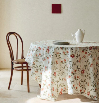 Ispirazione rétro per la tovaglia rotonda di Zara Home in puro cotone organico certificato OCS e decorato con una stampa pomodori nei toni del rosso e del verde Misura Ø 180 cm. Prezzo 39,99 euro. Sono disponibili i tovaglioli coordinati.  https://www.zarahome.com