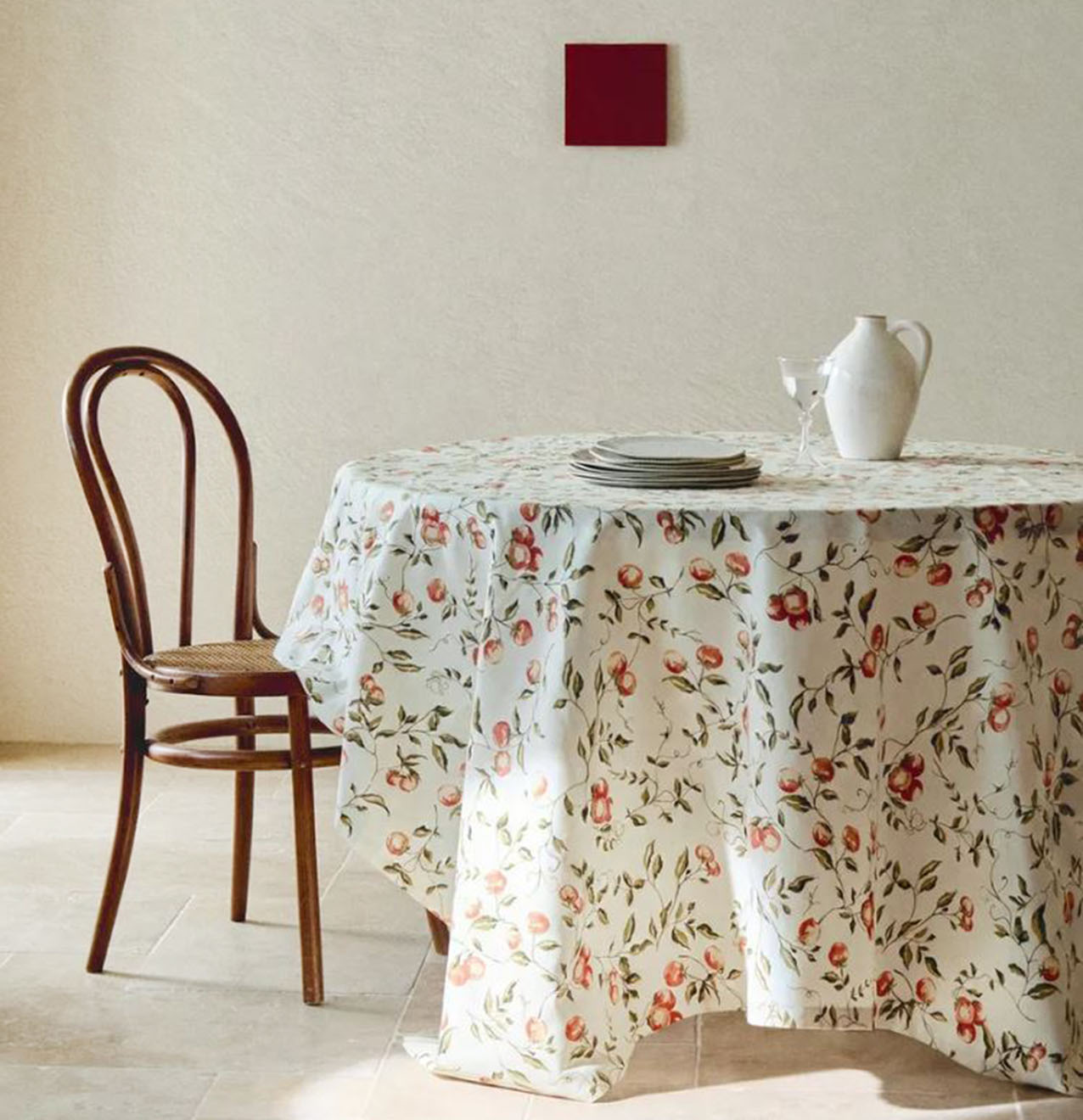 Ispirazione rétro per la tovaglia rotonda di Zara Home in puro cotone organico certificato OCS e decorato con una stampa pomodori nei toni del rosso e del verde Misura Ø 180 cm. Prezzo 39,99 euro. Sono disponibili i tovaglioli coordinati.  https://www.zarahome.com