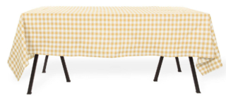 Un vero e proprio classico per i pranzi tra amici durante la bella stagione la tovaglia rettangolare Gingham di ZICZAC distribuito da Schoenhuber. È prodotta in puro cotone che la rende resistente, morbida e  facile da lavare. Misura L 150 x P 300 cm. Prezzo 39.95 euro. https://shop.schoenhuber.com