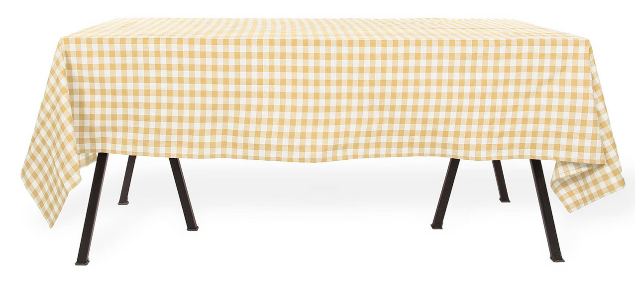 Un vero e proprio classico per i pranzi tra amici durante la bella stagione la tovaglia rettangolare Gingham di ZICZAC distribuito da Schoenhuber. È prodotta in puro cotone che la rende resistente, morbida e  facile da lavare. Misura L 150 x P 300 cm. Prezzo 39.95 euro. https://shop.schoenhuber.com