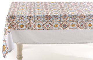 Un delicato decoro su fondo bianco, che si ispira alle ceramiche colorate, per la tovaglia rettangolare Maiolica di Caleffi. È prodotta in puro cotone lavabile in lavatrice. Misura L 150 x P 180 cm. Prezzo 43,50 euro. https://www.caleffionline.it