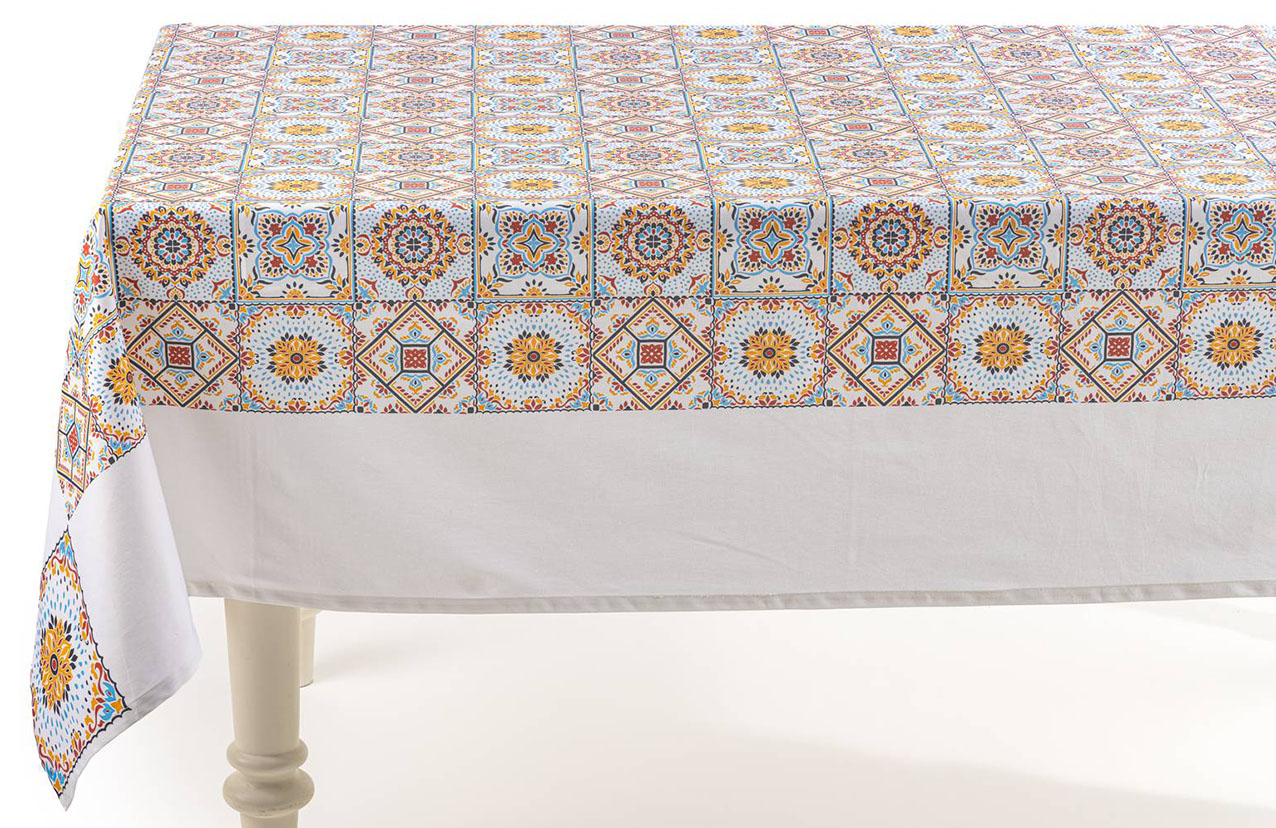Un delicato decoro su fondo bianco, che si ispira alle ceramiche colorate, per la tovaglia rettangolare Maiolica di Caleffi. È prodotta in puro cotone lavabile in lavatrice. Misura L 150 x P 180 cm. Prezzo 43,50 euro. https://www.caleffionline.it
