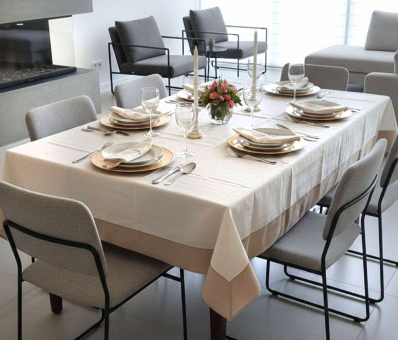Tutto il fascino del lino color avorio per la tovaglia rettangolare Misto Lino di Cassera Casa che valorizza qualsiasi mise en place grazie all'alto bordo nella tonalità naturale e gli angoli a cappuccio. È corredata di 6 tovaglioli coordinati. Misura L 140 x P 180 cm. Prezzo 125 euro.  https://casahomewear.com