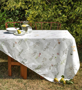 Fa parte della Collezione Naturae di Gabel1957 la tovaglia rettangolare Nira che è realizzata in panama di puro cotone stampata con tecnica digitale con un delicato motivo di fiori in stile provenzale su fondo bianco. È disponibile in tre formati. Misura L 150 x P 180 cm. Prezzo a partire da 32 euro.  https://www.gabel1957.com