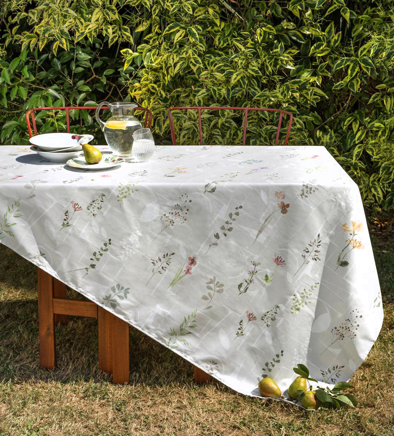 Fa parte della Collezione Naturae di Gabel1957 la tovaglia rettangolare Nira che è realizzata in panama di puro cotone stampata con tecnica digitale con un delicato motivo di fiori in stile provenzale su fondo bianco. È disponibile in tre formati. Misura L 150 x P 180 cm. Prezzo a partire da 32 euro.  https://www.gabel1957.com