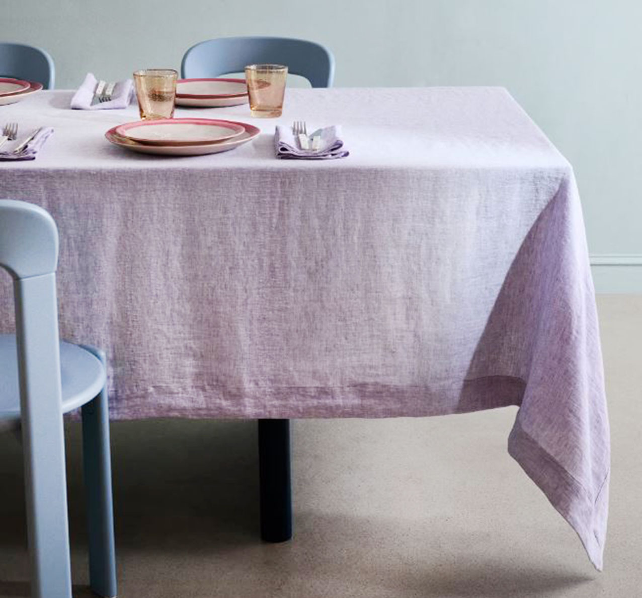 Una delicata sfumatura di lilla per la tovaglia rettangolare di Mango Home che è completamente prodotta in puro lino effetto mélange che la rende morbida al tatto e resistente. Può accogliere comodamente 6/8 commensali. Misura L 150 x P 250 cm. Prezzo 99,99 euro. https://shop.mango.com