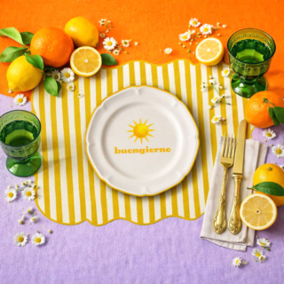 Allegra e colorata la tovaglietta Buongiorno firmata Sergio Botti in vendita su Moroni Gomma che è caratterizzata da bordi sagomati e da un motivo a righe giallo limone. È resistente e facile da pulire. Misura L 44 x P 30 cm. Prezzo 13 euro. https://moronigomma.it