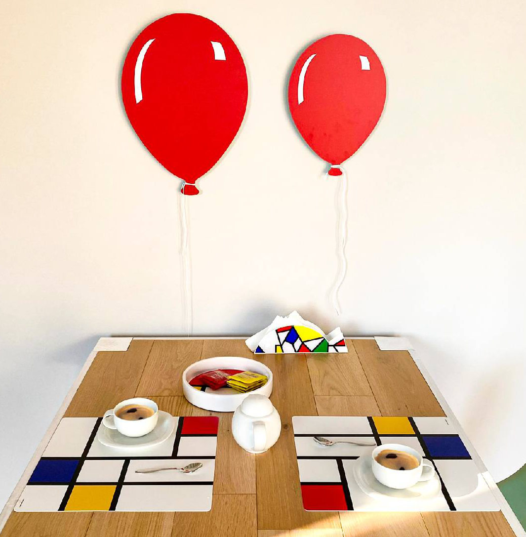 Si ispirano alle opere del celebre pittore le tovagliette americane Mondrian di Creativando: sono prodotte in uno speciale PET, completamente privo di PVC, stampato in digitale e hanno una forma squadrata che permette di utilizzarle anche su tavoli con un formato ridotto. Misurano L 32 x P 34 cm. Prezzo 18 euro per il set da 2 pezzi. https://creativando.it