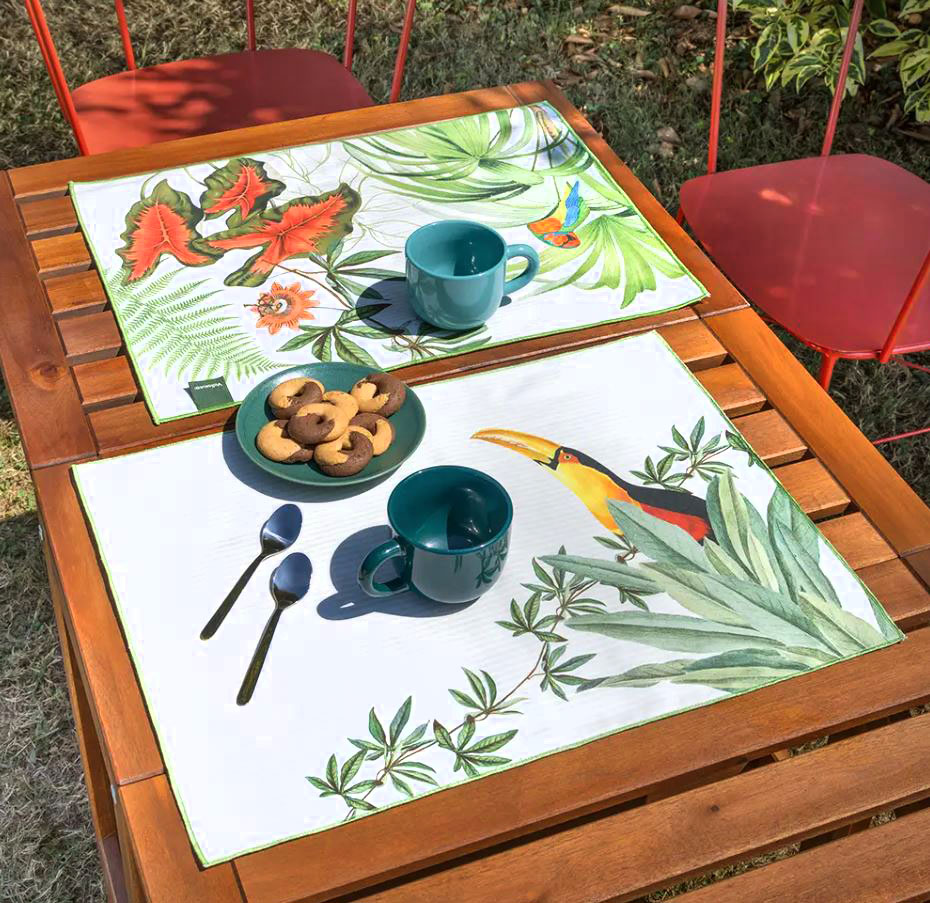 Double-face le tovagliette del Set Americano Tucano di Vallesusa che sono prodotte in tela di puro cotone stampato con tecnica digitale con un allegro motivo jungle e un pratico trattamento antimacchia. Misurano L 35 x P 50 cm. Prezzo 22 euro per il set da 2 pezzi. https://www.gabel1957.com