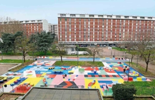 A Milano, la piazza tattica vicino alla scuola
di Via De Nicola, Municipio 6