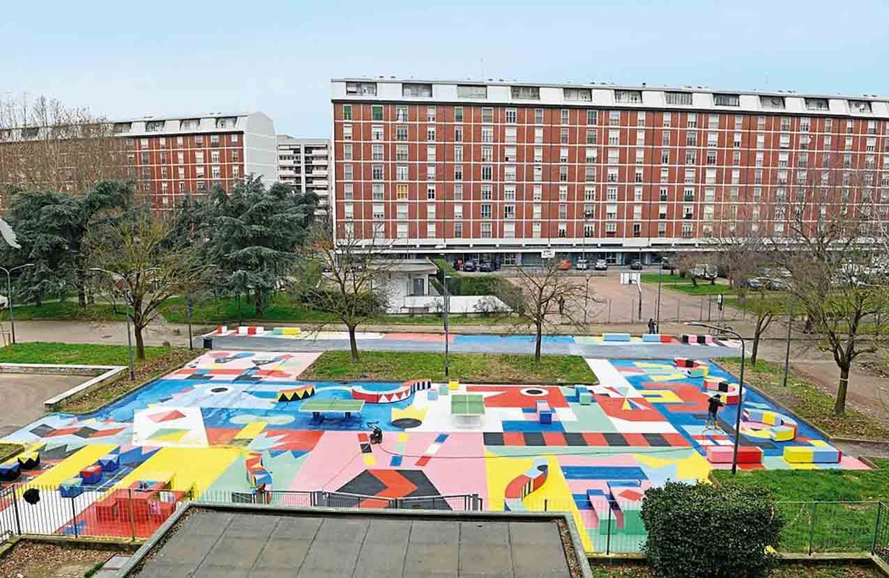 A Milano, la piazza tattica vicino alla scuola
di Via De Nicola, Municipio 6