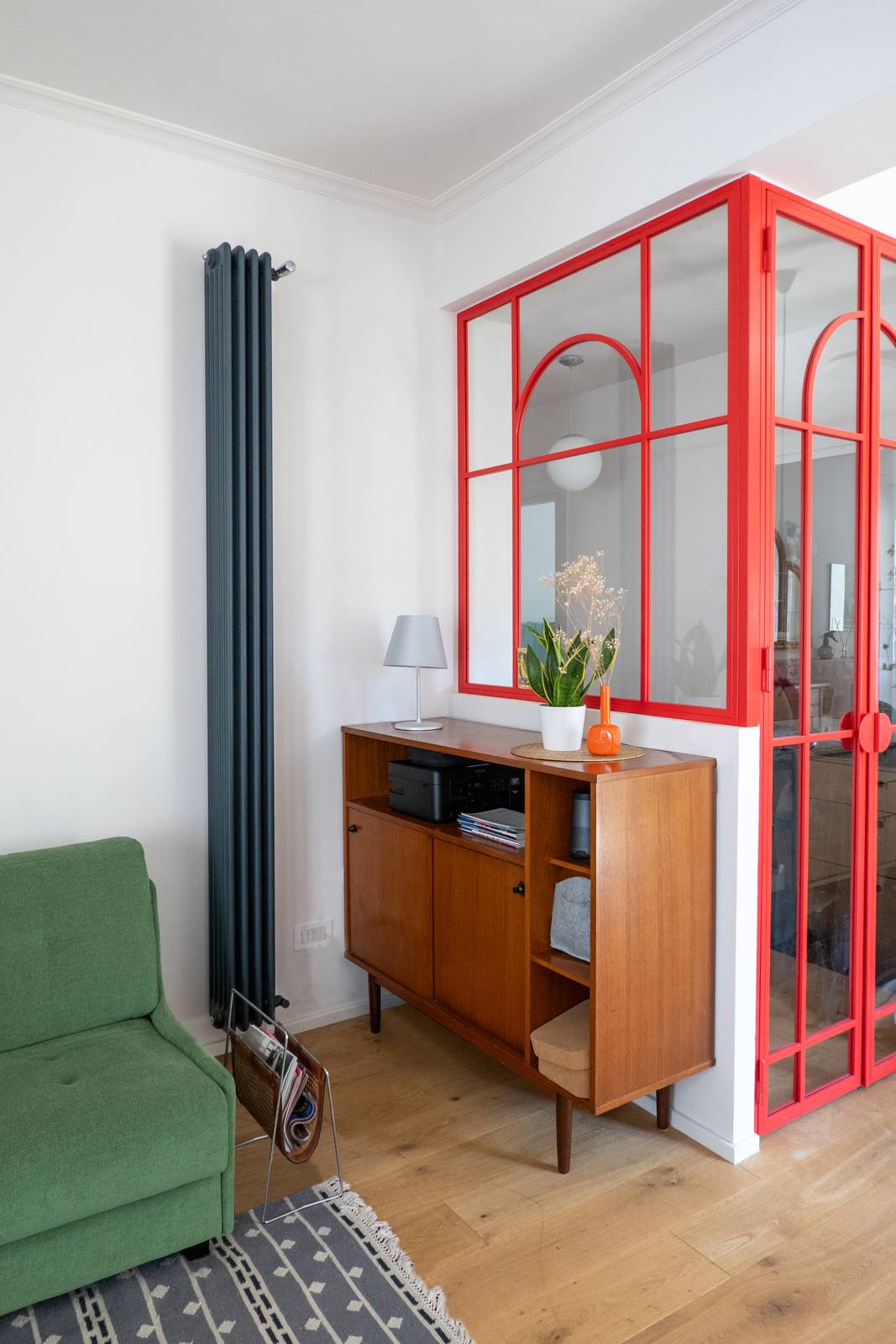05 Vetrata fissa
Materiale: Porta in ferro realizzata su misura dalla ditta
Maroni s.n.c. Termosifone Irsap modello Tesi. Mobile vintage di proprietà della coppia.