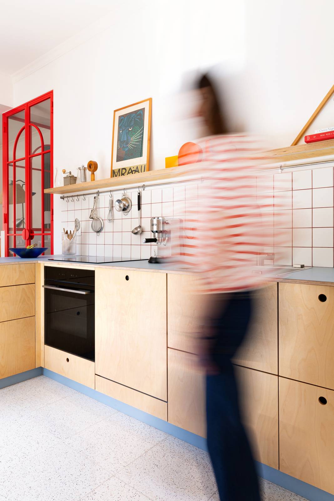 09 Cucina
Materiale: Cucina firmata Dasganzeleben. Porta in ferro realizzata su
misura dalla ditta Maroni s.n.c. Graniglia firmata Grandinetti modello “minestrone primavera”.
Rivestimento cucina Leroy Merlin.