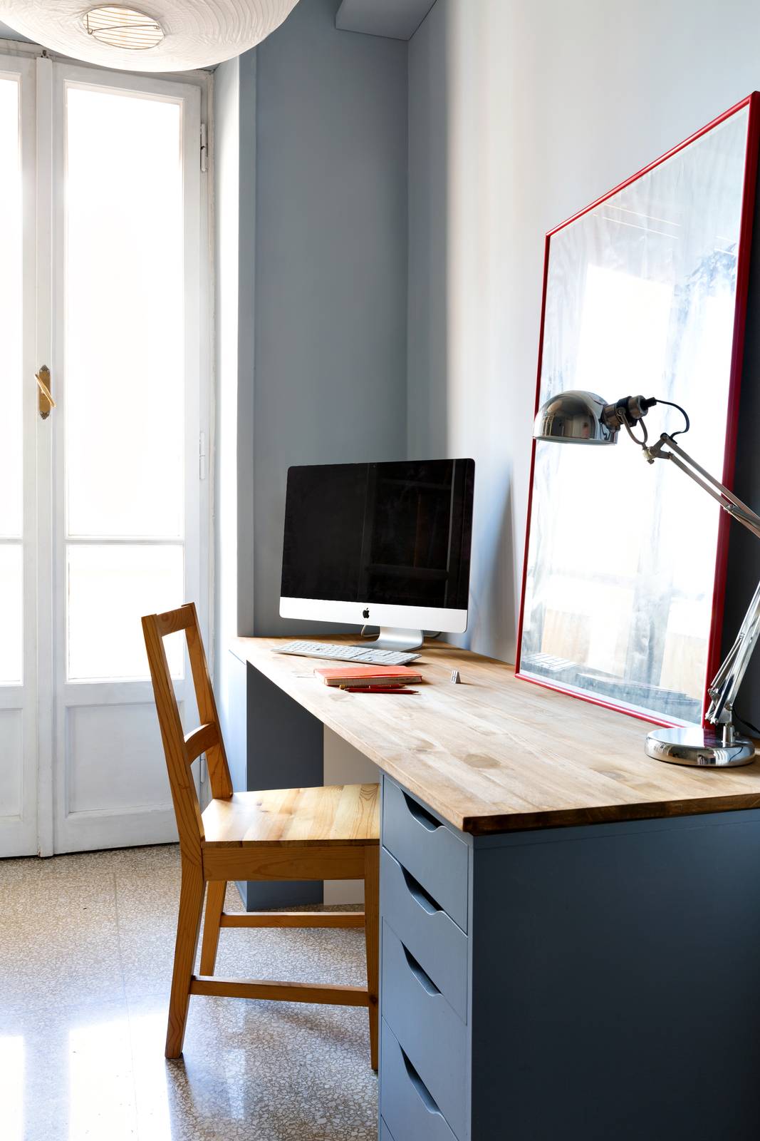 14 ingresso
Materiale: Base scrivania ikea. Piano scrivania Leroy Merlin.